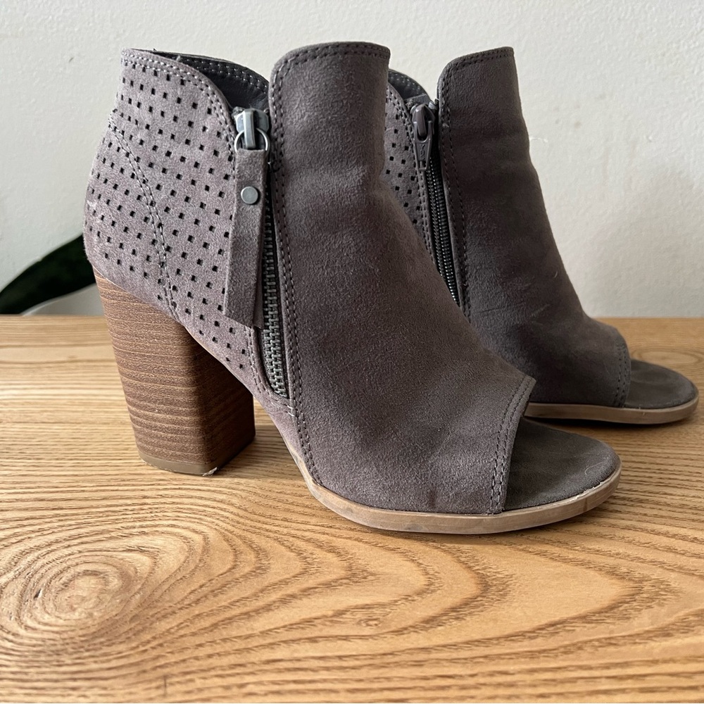 Universal threads open toe booties